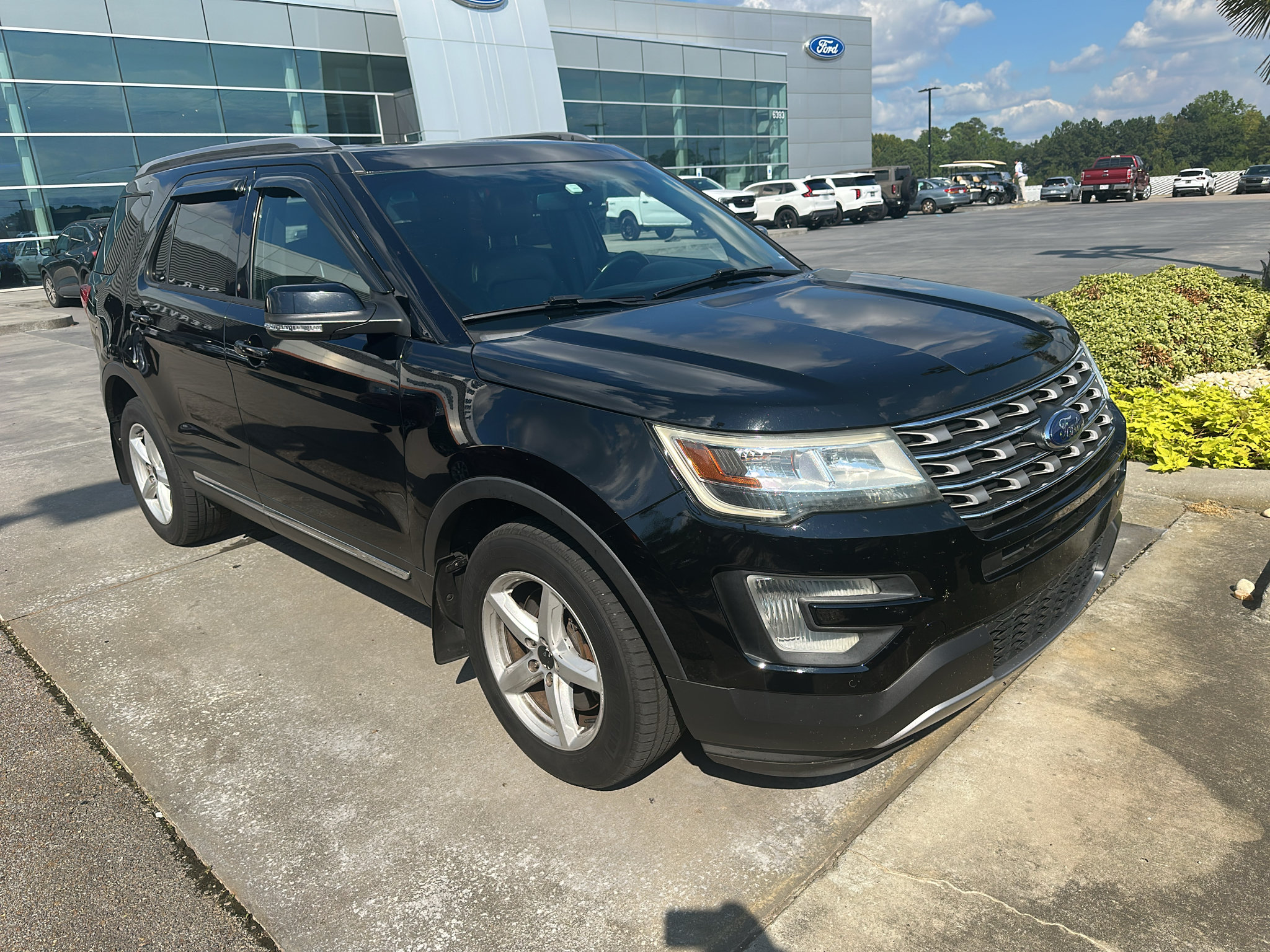 Used 2017 Ford Explorer XLT w/ Equipment Group 202A AWD/4WD image 2