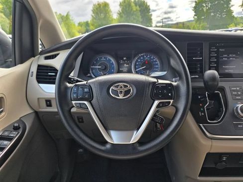 Used 2018 Toyota Sienna LE AWD/4WD image 23