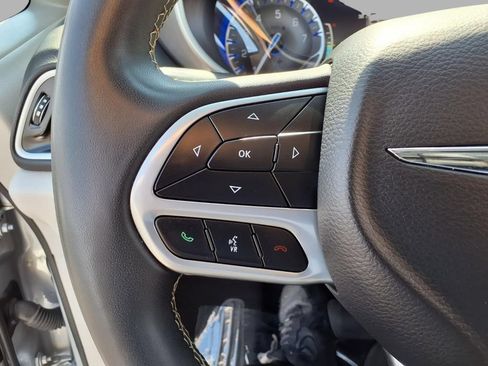 Used 2024 Chrysler Pacifica Touring-L FWD image 15