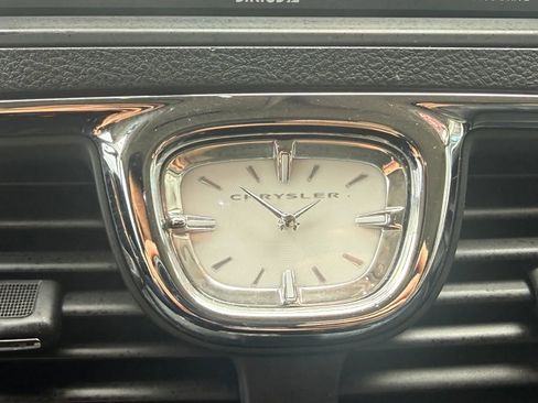 Used 2015 Chrysler Town & Country Touring w/ Driver Convenience Group image 26