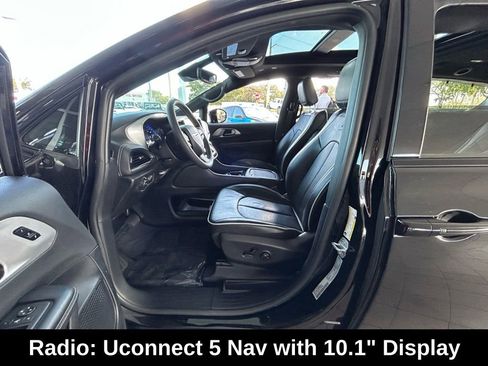 Used 2025 Chrysler Pacifica Limited image 15