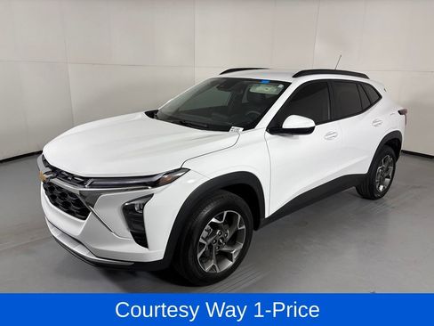 Used 2025 Chevrolet Trax LT FWD image 5