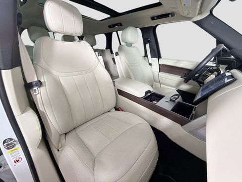 Certified 2025 Land Rover Range Rover SE image 30