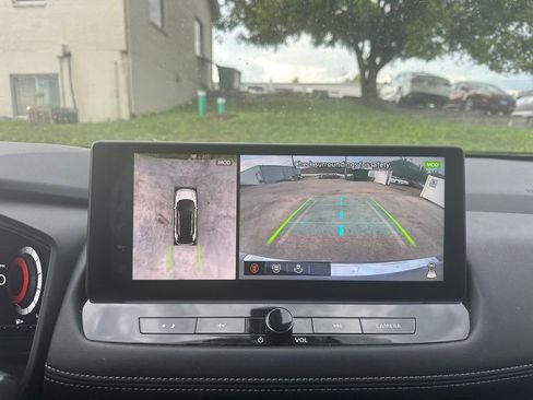 Used 2025 Nissan Rogue SL AWD/4WD image 48