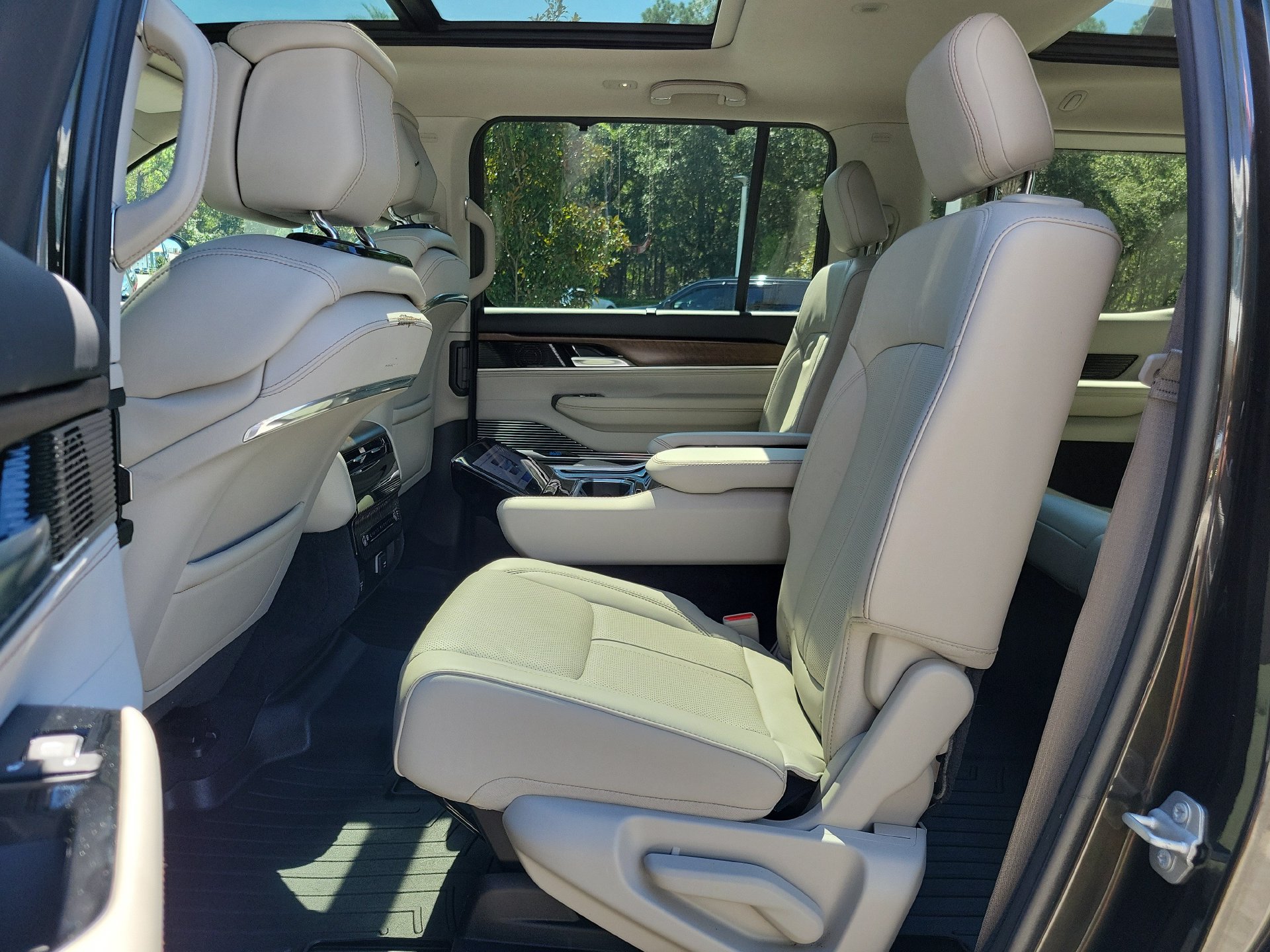 Used 2023 Jeep Grand Wagoneer 4WD image 16