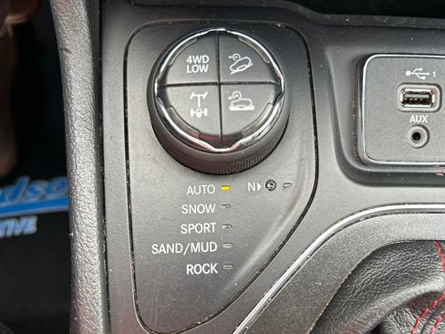 Used 2019 Jeep Cherokee Trailhawk w/ Cold Weather Group AWD/4WD image 27