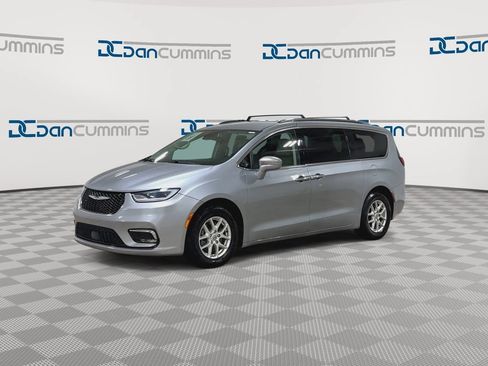 Used 2021 Chrysler Pacifica Touring-L FWD image 4