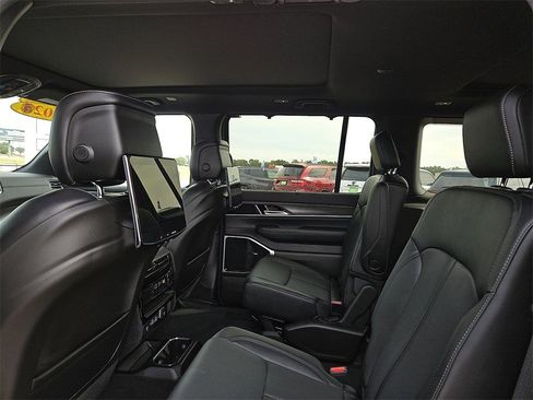 Used 2024 Jeep Wagoneer Series III w/ Premium Group I image 16