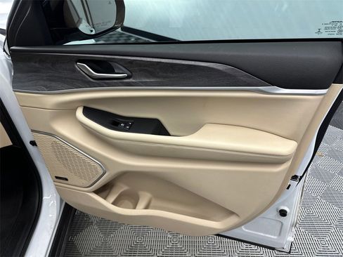 Used 2021 Jeep Grand Cherokee L Limited w/ Luxury Tech Group II image 16