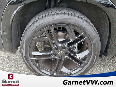 Certified 2025 Volkswagen Tiguan SE R-Line image 9