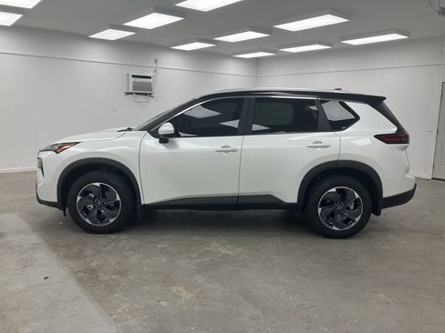 Used 2024 Nissan Rogue SV w/ SV Premium Package FWD image 2