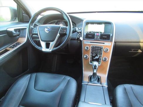 Used 2017 Volvo XC60 T5 Inscription image 12