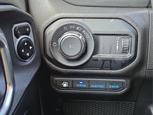 Used 2023 Jeep Wrangler Unlimited Sahara AWD/4WD image 19