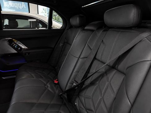 Used 2023 BMW 760i xDrive AWD/4WD image 18