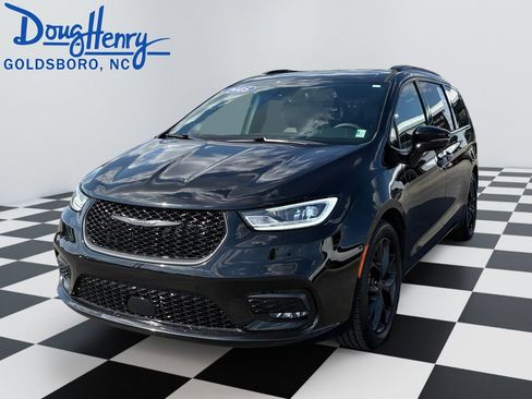 Used 2025 Chrysler Pacifica Limited FWD image 1