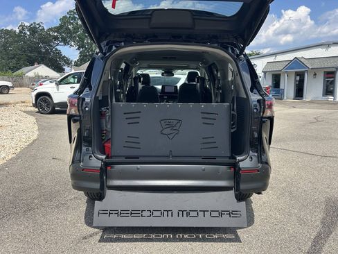 Used 2023 Toyota Sienna XLE FWD image 9