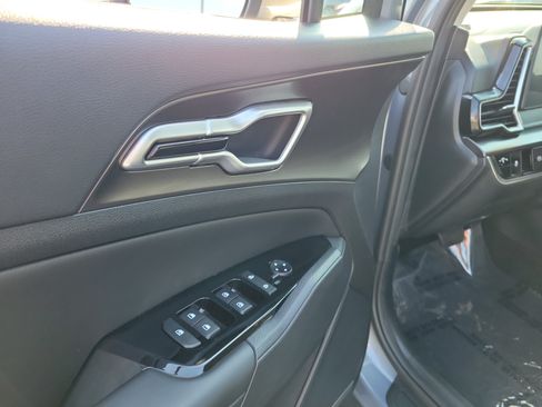 Used 2025 Kia Sportage EX FWD image 18