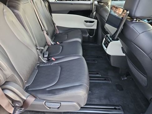Used 2024 Kia Carnival SX image 18