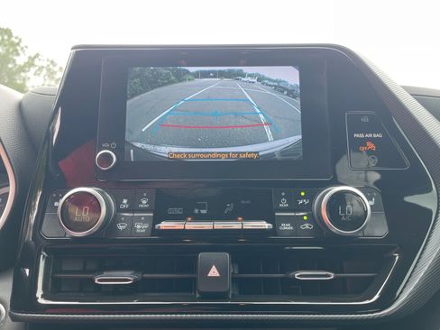 Used 2023 Toyota Highlander XSE FWD image 6