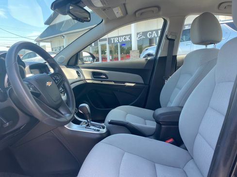 Used 2016 Chevrolet Cruze LT w/ Technology Package FWD image 10