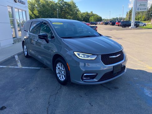 Used 2025 Chrysler Pacifica Select FWD image 7