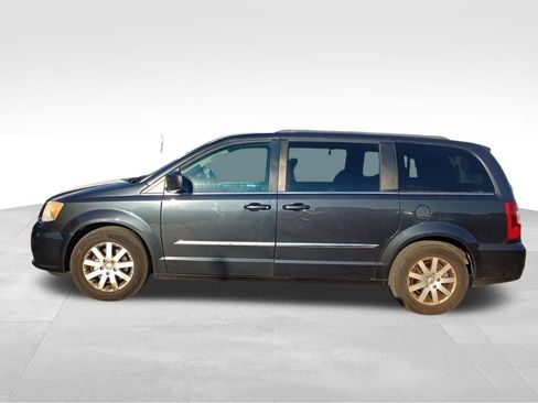 Used 2014 Chrysler Town & Country Touring image 7