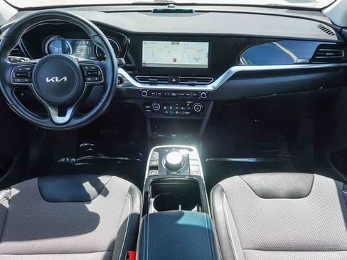 Certified 2022 Kia Niro EX image 11