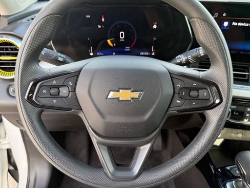 Used 2025 Chevrolet Trax LT FWD image 17