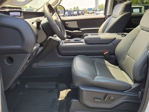 New 2025 Ford Expedition Active image 5