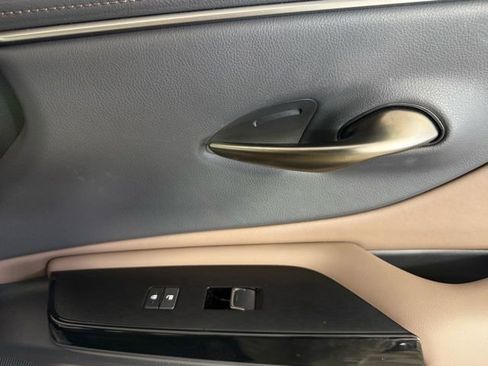 Used 2025 Lexus ES 300h w/ Premium Package image 37