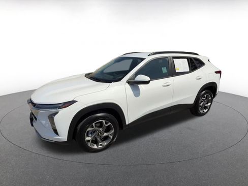 Used 2025 Chevrolet Trax LT FWD image 8