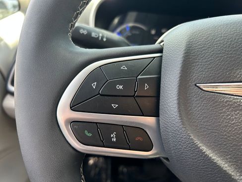 Used 2023 Chrysler Pacifica Touring-L FWD image 18