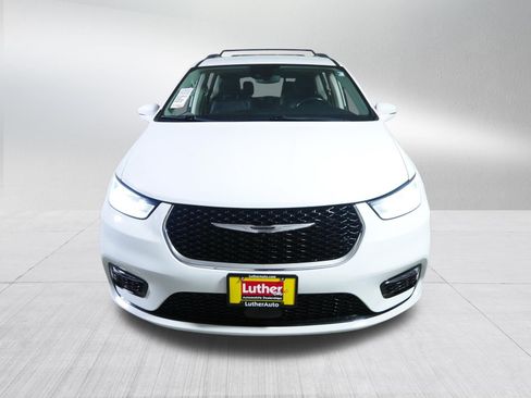 Used 2021 Chrysler Pacifica Touring-L FWD image 2