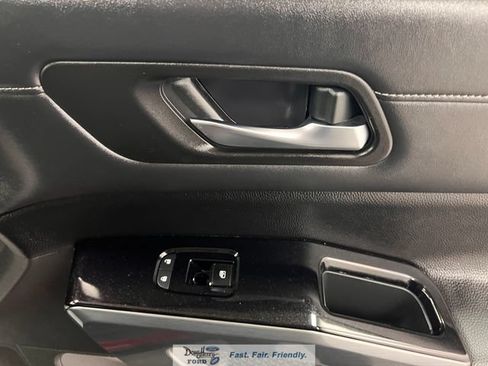 Used 2023 Nissan Pathfinder SL AWD/4WD image 36