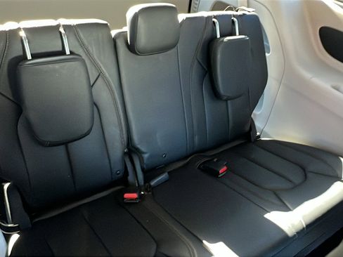 Used 2018 Chrysler Pacifica Touring-L image 22