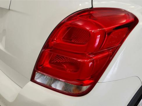 Used 2021 Chevrolet Trax LT w/ LT Convenience Package image 15