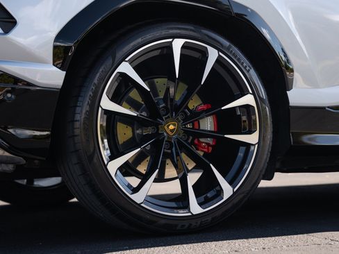 Used 2022 Lamborghini Urus image 14