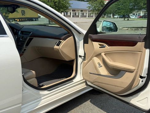 Used 2011 Cadillac CTS Luxury RWD image 19