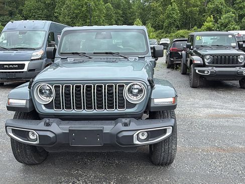 Used 2025 Jeep Wrangler Unlimited Sahara AWD/4WD image 3