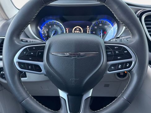 Used 2023 Chrysler Pacifica Touring-L FWD image 18