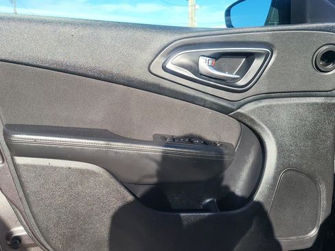 Used 2016 Chrysler 200 Limited image 9