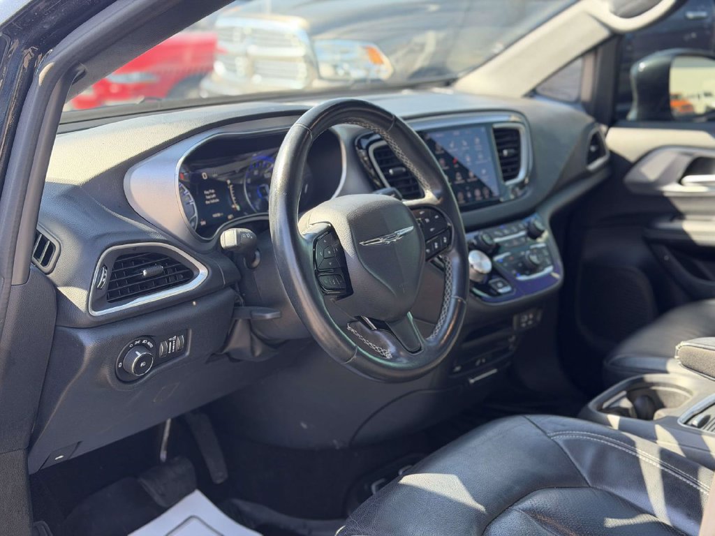 Used 2018 Chrysler Pacifica Touring-L Plus w/ Advanced Safetytec Group FWD image 22
