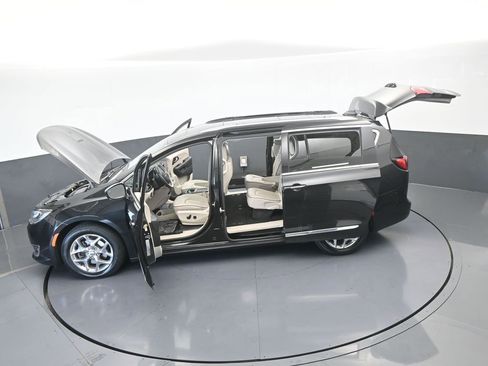 Used 2019 Chrysler Pacifica Limited image 69