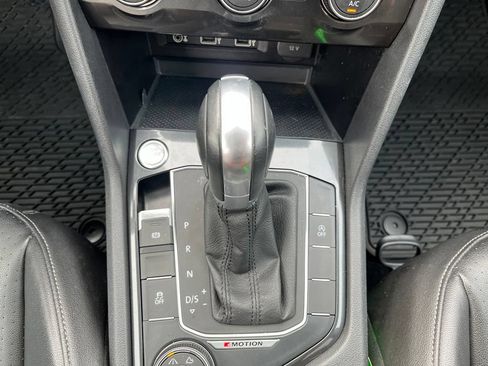 Used 2018 Volkswagen Tiguan SEL AWD/4WD image 16