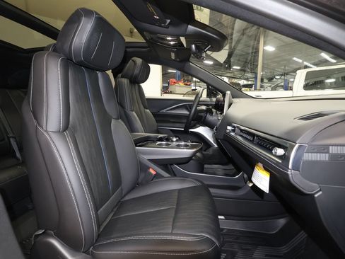 Certified 2025 Cadillac Lyriq Luxury AWD/4WD image 27
