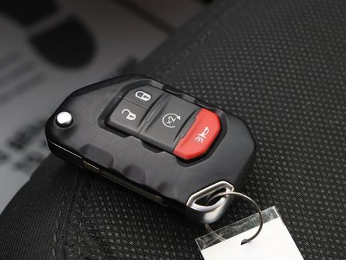 Used 2023 Jeep Gladiator Willys image 32