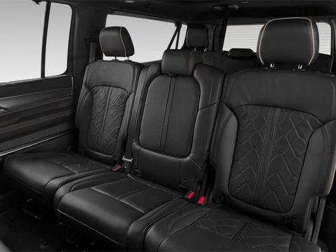 Used 2025 Jeep Grand Wagoneer Series III w/ Rear-Seat Entertainment Group AWD/4WD image 11
