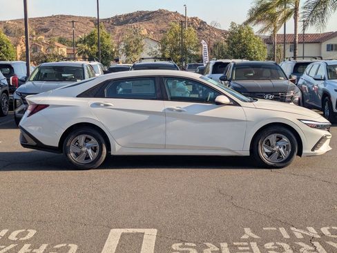 New 2025 Hyundai Elantra SE image 7