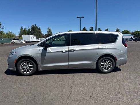 Used 2024 Chrysler Pacifica Touring-L FWD image 5