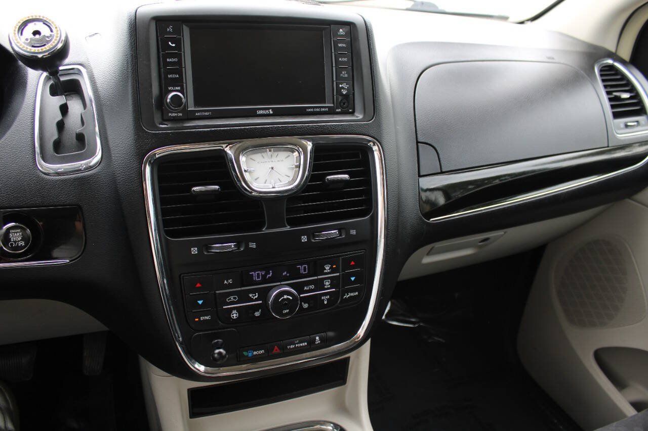 Used 2014 Chrysler Town & Country Touring-L FWD image 12